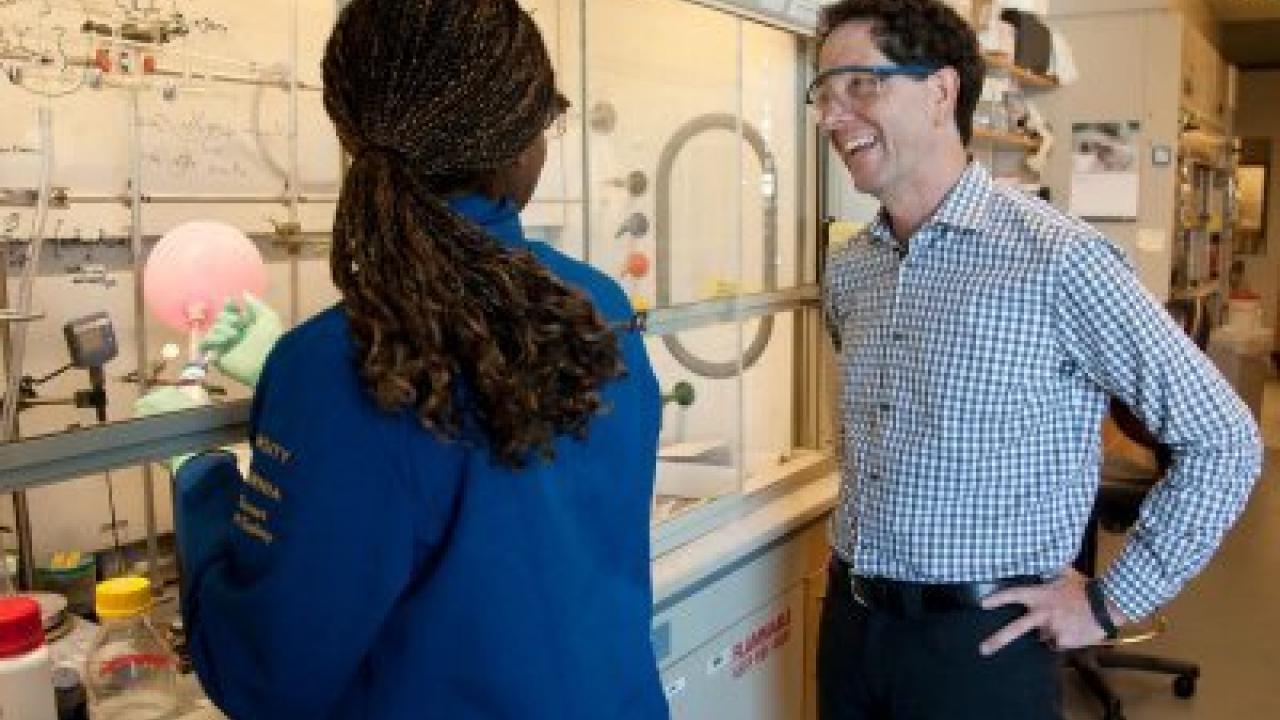 Kevan Shokat speaks with rotation student Chimno Nnadi in his lab at UCSF's Genentech Hall. Photo by Cindy Chew