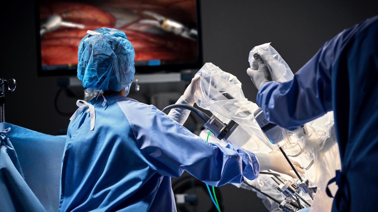 Image of Da Vinci surgical system ©2019 Intuitive Surgical Operations, Inc. operating room staff with vision cart
