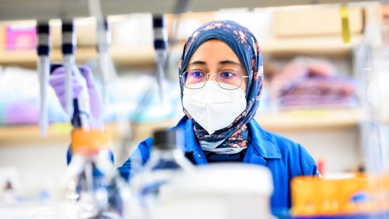 Postdoctoral scholar Shabrina Amirruddin, PhD, working in the Sneddon lab at UCSF. Photo by Noah Berger